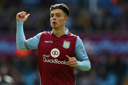 Villa-Kapitän Grealish beim Derby auf dem Platz von Fan angegriffen Villa-Kapitän Grealish beim Derby auf dem Platz von Fan angegriffen