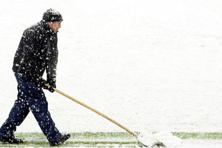 Schneegestöber erzwingt Spielunterbrechung in Hannover