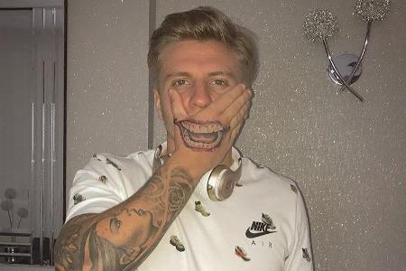 Wer posiert hier mit Joker-Lächeln?