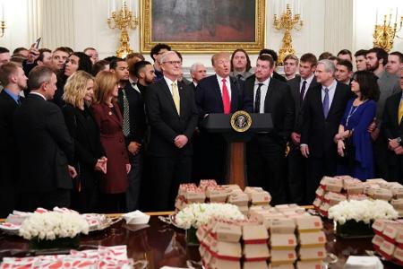 Trump tischt Football-Team wieder Burger und Pommes auf