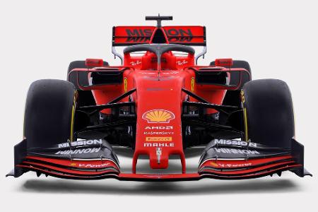 Im Heck fällt ein T-Flügel auf sowie die vertikal über dem Hauptrohr angebrachten Wastegate-Rohre, die auch bei den Ferrari-...