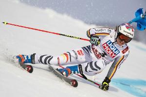Riesenslalom in Spindlermühle: Rebensburg auf Podest-Kurs