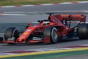 Vettel legt in Barcelona los: Bestzeit und Dreher