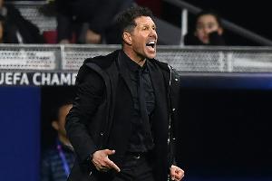 Simeones obszöne Geste: "Wir haben Eier!"