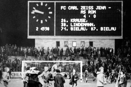 Carl Zeiss Jena musste im Europapokal der Pokalsieger 1980/81 ein 0:3 gegen den AS Rom wettmachen. Schon in der ersten Halbz...