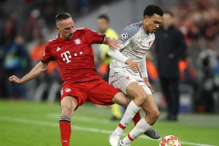 Ließ Ribéry hinten rechts viele Räume und stand oft zu weit weg. Hatte dabei Glück, dass der Franzose nicht mehr aus seinen ...