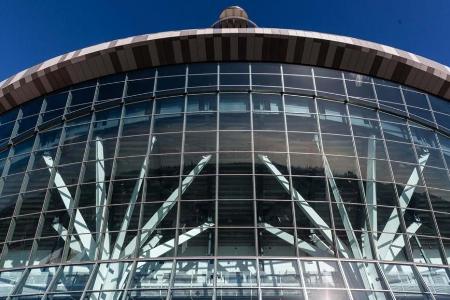 Von Außen schmückt die Arena eine schlichte und moderne Glasfassade.