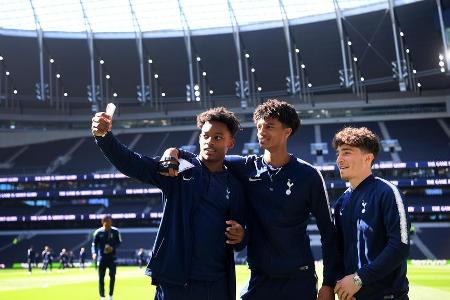 Die erste öffentliche Veranstaltung im neuen Stadion war ein Spiel der U18-Teams von Tottenham und Southampton. Die Nachwuch...