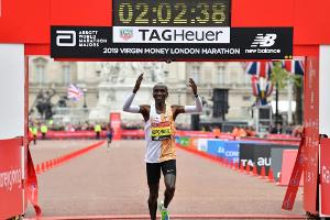 Olympiasieger Kipchoge gewinnt London-Marathon