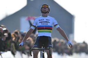 Radsport: Van der Poel gewinnt "Quer durch Flandern" - Politt 21.