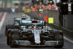 Hamilton übernimmt die Führung, Vettel verliert einen Platz
