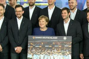 "Leidenschaft war groß": Merkel ehrt Handballer für Heim-WM