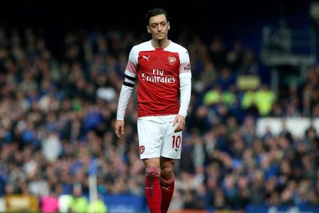 Özil wirft Jacke in Richtung von Everton-Teammanager Silva Özil wirft Jacke in Richtung von Everton-Teammanager Silva