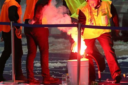 Standard Lüttich gegen Anderlecht wegen Fan-Ausschreitungen abgebrochen Standard Lüttich gegen Anderlecht wegen Fan-Ausschreitungen abgebrochen