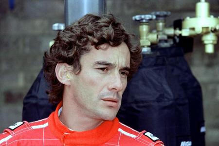 Papst Franziskus erhält Senna-Helm als Geschenk