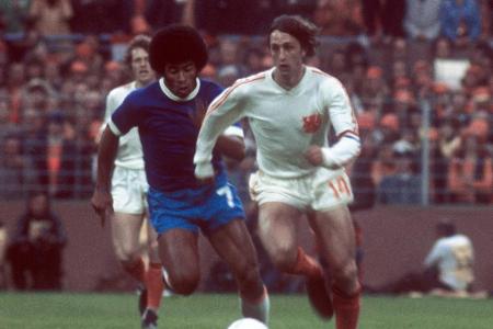 Auch die Großen des internationalen Fußballs sind zu Gast: Gleich zweimal laufen Johan Cruyff (re.) und seine Holländer bei ...
