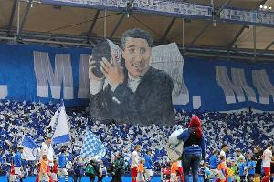 Schalke-Fans mit großer Choreographie für verstorbenen Assauer