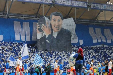 Schalke-Fans mit großer Choreographie für verstorbenen Assauer Schalke-Fans mit großer Choreographie für verstorbenen Assauer