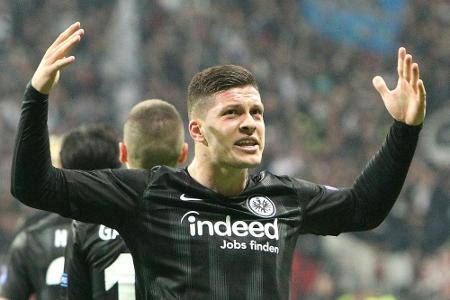 Charity-Auktion: Eintracht-Trikots bringen 24.015 Euro ein Charity-Auktion: Eintracht-Trikots bringen 24.015 Euro ein