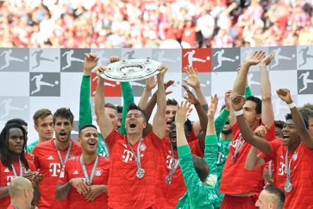 17.37 Uhr: Matthäus übergibt Schale an Bayern-Kapitän Neuer