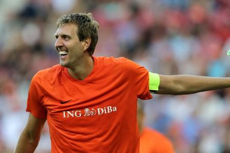 Benefiz-Fußballspiel: Basketball-Idol Nowitzki trifft auf Rennfahrer Schumacher Benefiz-Fußballspiel: Basketball-Idol Nowitzki trifft auf Rennfahrer Schumacher