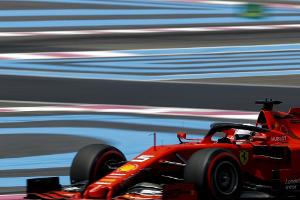 Vettel verbessert sich auf Rang fünf - Hamilton führt