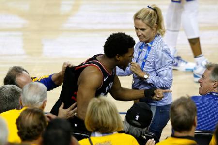 Spieler gestoßen und beleidigt: Warriors-Investor für ein Jahr gesperrt Spieler gestoßen und beleidigt: Warriors-Investor für ein Jahr gesperrt