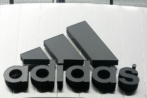 Adidas leitet rechtliche Schritte gegen spanischen Fußballverband ein