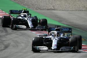 Hommage an Lauda: Mercedes setzt dem Halo eine rote Kappe auf