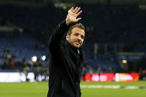 Ex-HSV-Star van der Vaart erreicht bei offiziellem Darts-Debüt zweite Runde