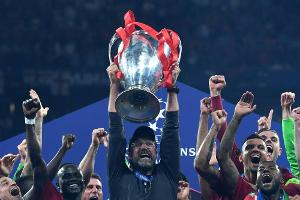 Klopp feiert und singt mit Edelfan Campino