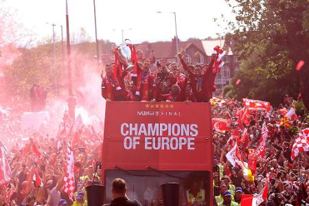 Der Schriftzug 'Champions of Europe' ziert den Bus von allen Seiten. Immer wieder wehen rote Rauchschwaden am Gefährt vorbei.