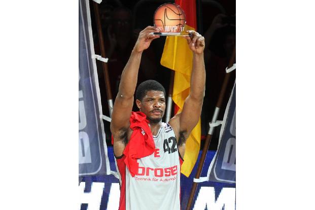 Nicht zu stoppen ist im Finale 2011 das 'Powerhouse' Kyle Hines. Der bullige US-Boy erzielt im Endspiel gegen Alba Berlin (3...