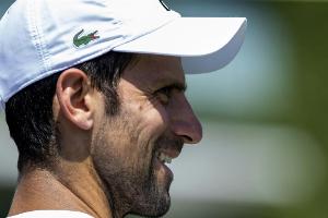 Djokovic zieht in Wimbledon ins Achtelfinale ein