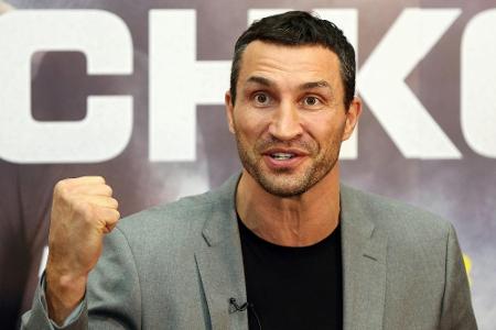 Klitschko besucht junge Fußballer in Malente