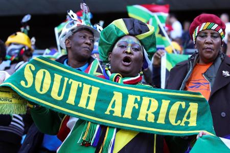 Die südafrikanischen Fans der Banyana Banyana (Die Mädchen) feiern farbenfroh.