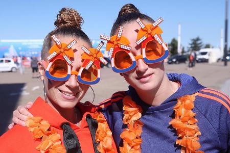 Die Fans der Niederländerinnen haben die orangene Brille auf.