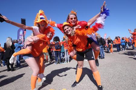 Diese Oranje-Fans könnten vor den Anstoß nicht besser gelaunt sein.