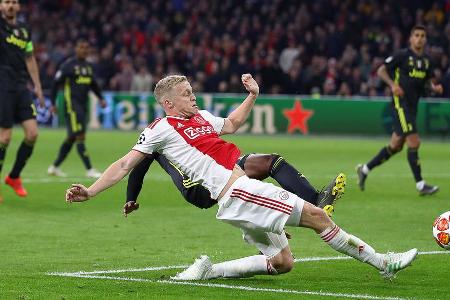 'L'Équipe' berichtet, dass der BVB auch Donny van de Beek im Visier hat. Der Mittelfeldspieler ist beim niederländischen Rek...