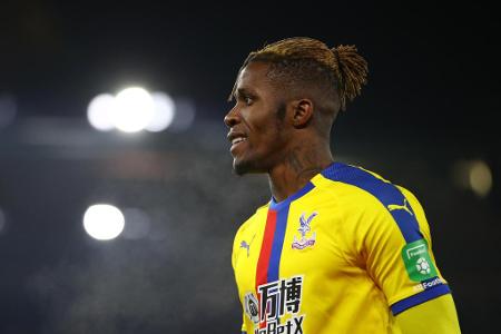 Mit Wilfried Zaha soll der BVB einen weiteren Spieler von Crystal Palace im Visier haben. Das berichtet 'Sky'-Reporter Dharm...