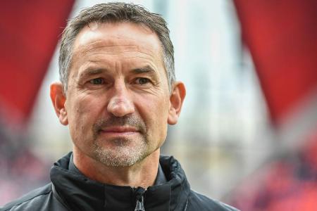 800 Kölner Fans begrüßen den neuen FC-Coach Beierlorzer und sein Team zum Trainingsauftakt