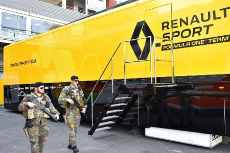 Formel 1: Renault-Truck landet im Straßengraben
