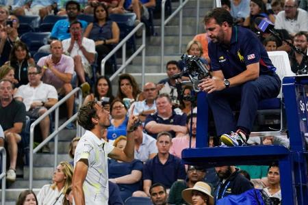 Mittelfinger und provozierendes Interview: Medwedew verärgert US-Open-Publikum Mittelfinger und provozierendes Interview: Medwedew verärgert US-Open-Publikum