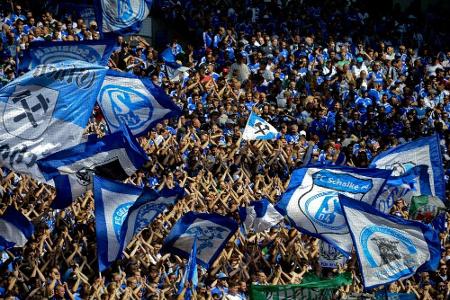 Schalke-Fans zeigen Tönnies die Rote Karte