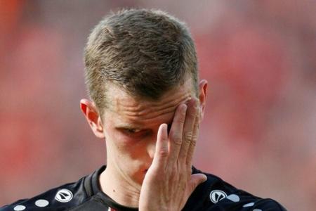 Bayer: Schulterprellung bei Sven Bender Bayer: Schulterprellung bei Sven Bender