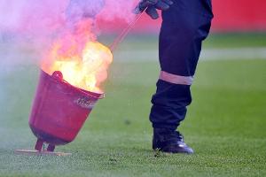 Europa League: Schiedsrichter von Rauchbombe getroffen und verletzt
