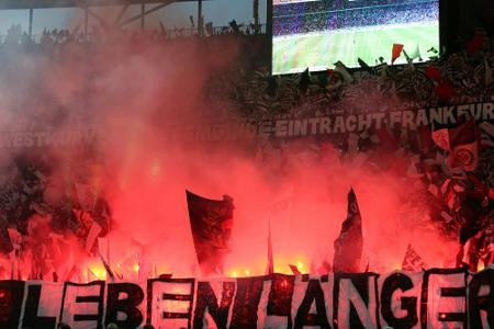 Vor Play-off-Spiel: Eintracht-Fans brennen Pyrotechnik ab