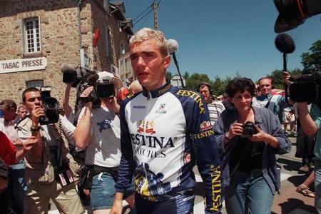Historisch orientiert sich Astana damit an der Mutter der Radsport-Eklats: Die Tour de France 1998 ging durch die Festina-Af...