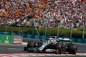 Hamilton gewinnt in Budapest vor Verstappen