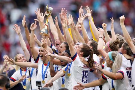 Die US-Girls teilen mit den 3,55 Millionen Euro Siegprämie das größte Preisgeld in diesem Sommer unter sich auf. Die FIFA lo...